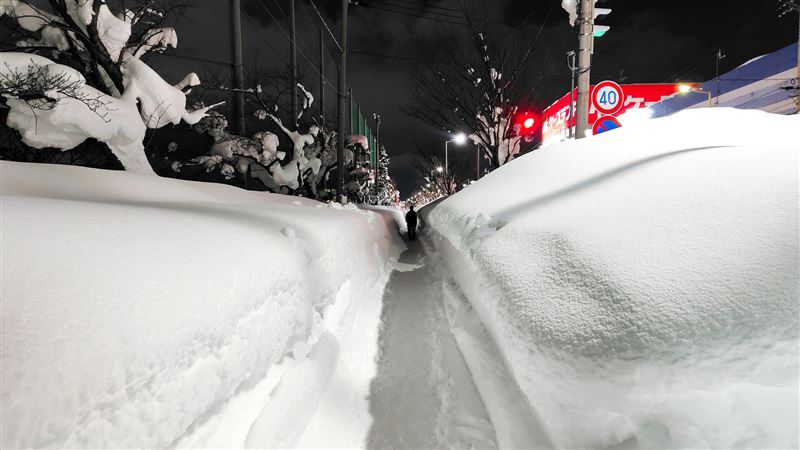 台灣新聞通訊社-日本暴雪釀27死百傷！青森積雪破40年紀錄逾1.8公尺　自衛隊急出動救災