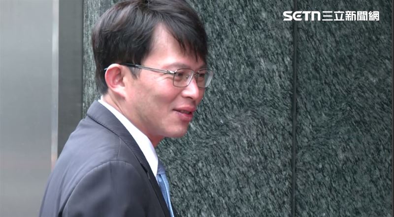 台灣新聞通訊社-黃國昌卸任秒開抖內！四叉貓曝「2天吸金幾十萬」：台灣冠軍王