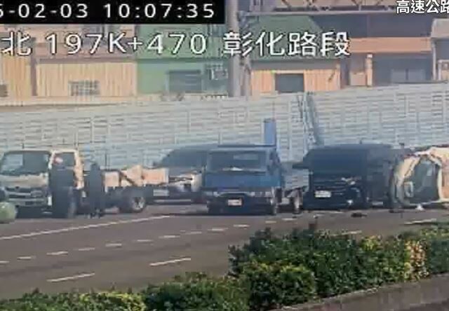 台灣新聞通訊社-快訊／國1彰化段5車連環撞！小貨車撞翻占3車道…車陣回堵4km