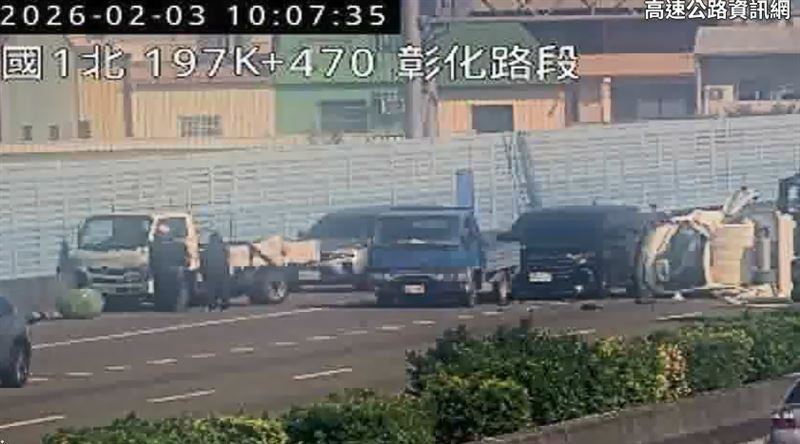 台灣新聞通訊社-快訊／國1彰化段5車連環撞！小貨車撞翻占3車道…車陣回堵4km