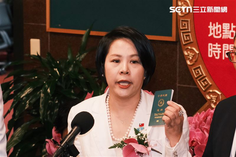 台灣新聞通訊社-李貞秀宣誓就職！喊「只有中國國籍」又改口：我只有中華民國護照