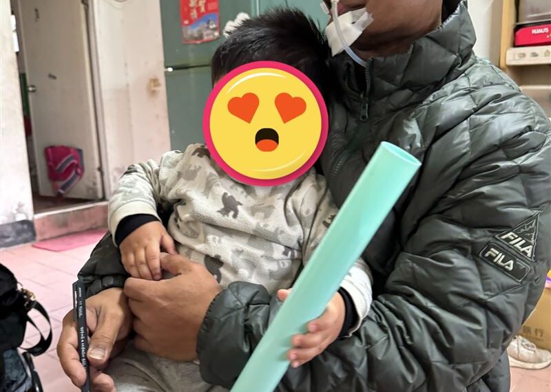 台灣新聞通訊社-三寶爸7年後癌復發「切大片右臉、暴瘦22公斤」　幼子撫臉秀秀