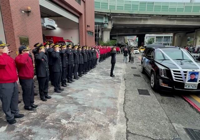 台灣新聞通訊社-勇消詹能傑救人殉職！繞行仁愛分隊最後巡禮　同仁悲喊：一路好走