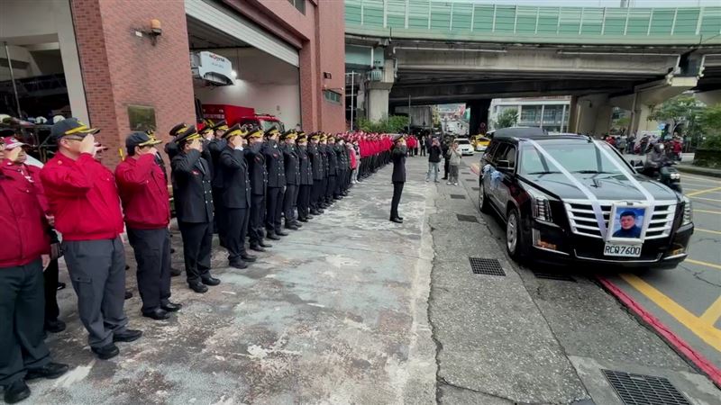 台灣新聞通訊社-勇消詹能傑救人殉職！繞行仁愛分隊最後巡禮　同仁悲喊：一路好走