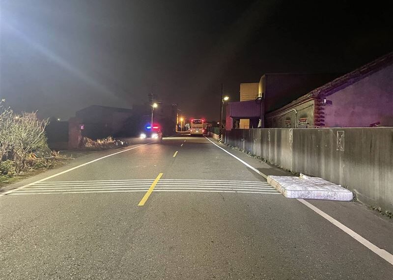 台灣新聞通訊社-雙人床墊「飛20M」躺路中！男摸黑送報閃不過被撞飛　肋骨慘斷3根