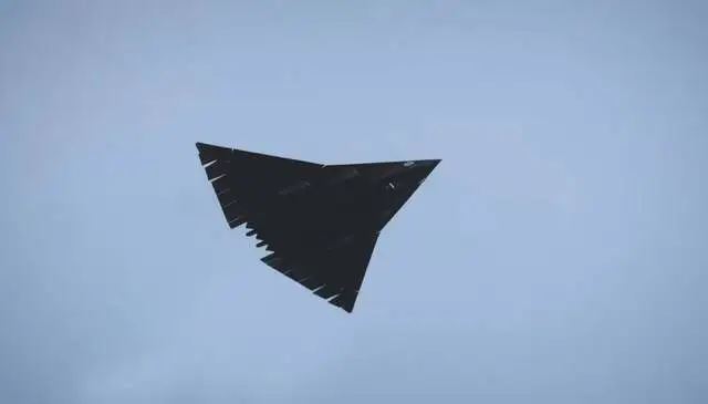 台灣新聞通訊社-解放軍六代機曝光！重逾40噸竟採怪異三發設計　中媒：再等十年才成熟