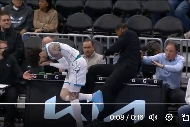 台灣新聞通訊社-NBA／和鮑爾撞頭害他濺血！　黃蜂總教練賽後致歉說自己愚蠢