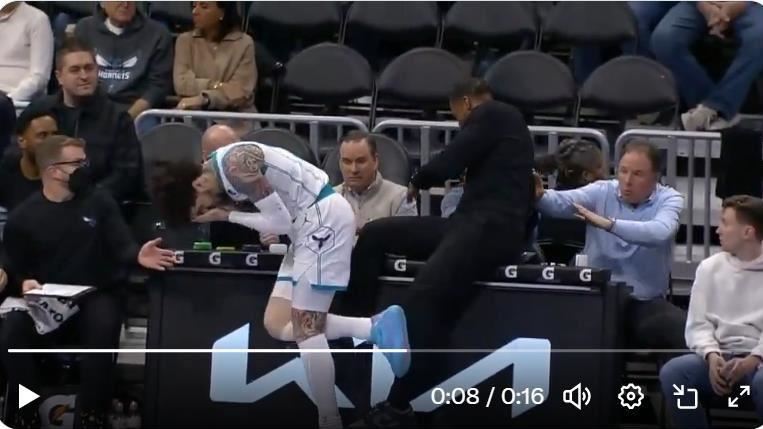 台灣新聞通訊社-NBA/和鮑爾撞頭害他濺血! 黃蜂總教練賽後致歉說自己愚蠢