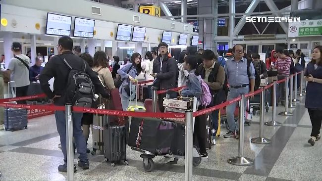 台灣新聞通訊社-出國託運「沒撕舊條碼貼紙」慘了！交通部：行李箱被踢出輸送帶