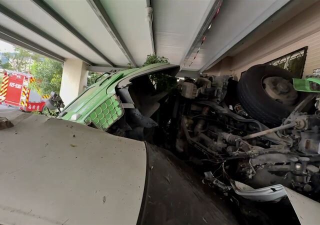 台灣新聞通訊社-快訊／台東死亡車禍！魂斷清晨…拖板車司機「折頭屍卡土」