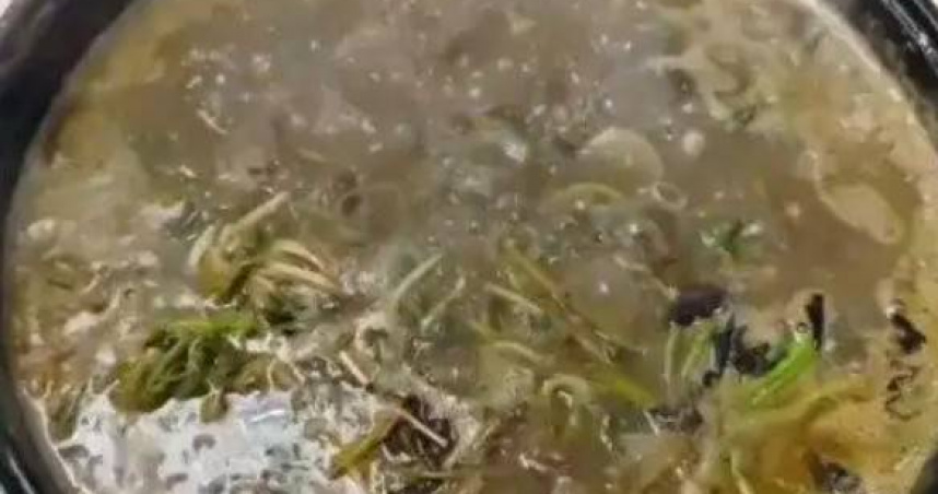 台灣新聞通訊社-在家自製網紅美食「牛癟火鍋」出事了　吃完雙手突變藍！全家中毒送醫