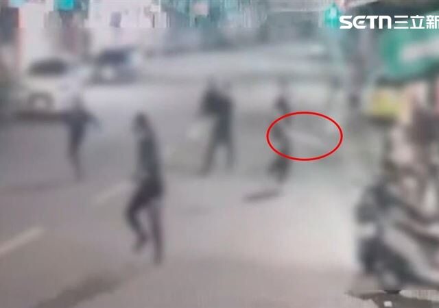 台灣新聞通訊社-欠債4萬…用血償！5煞持棍棒「殺進家門」畫面曝　冤頭：原本說不用還