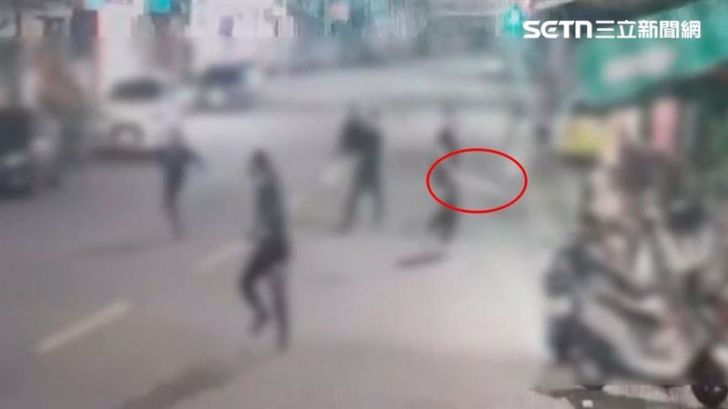 台灣新聞通訊社-欠債4萬…用血償！5煞持棍棒「殺進家門」畫面曝　冤頭：原本說不用還