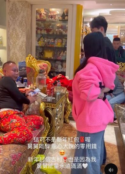 台灣新聞通訊社-吊車大王整疊千鈔狂發!外甥女下跪喊「皇上」 甜送擁抱:舅舅最好了