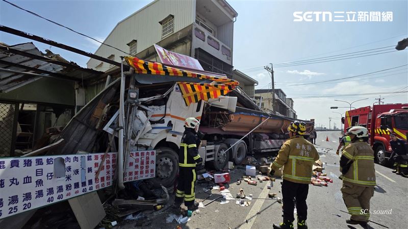 台灣新聞通訊社-快訊／驚悚砂石車…撞輾「頭嵌早午餐店」釀2傷！現場慘況曝光