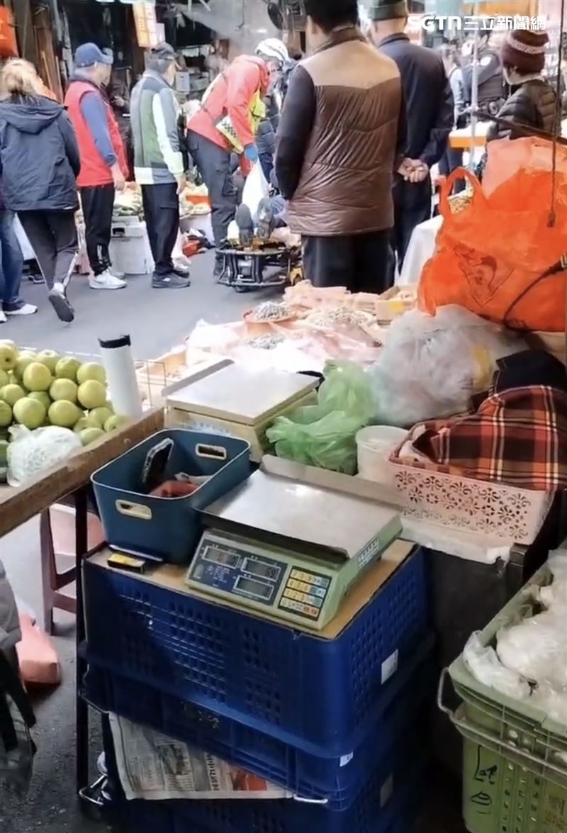 台灣新聞通訊社-快訊／苗栗狂男隨機砍人「警頭遭劈2刀」　同袍開槍救命誤傷熱心民眾