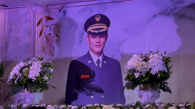 台灣新聞通訊社-勇消詹能傑今公祭！覆旗褒揚頒授追晉分隊長　遺孀、小四女兒現身答禮
