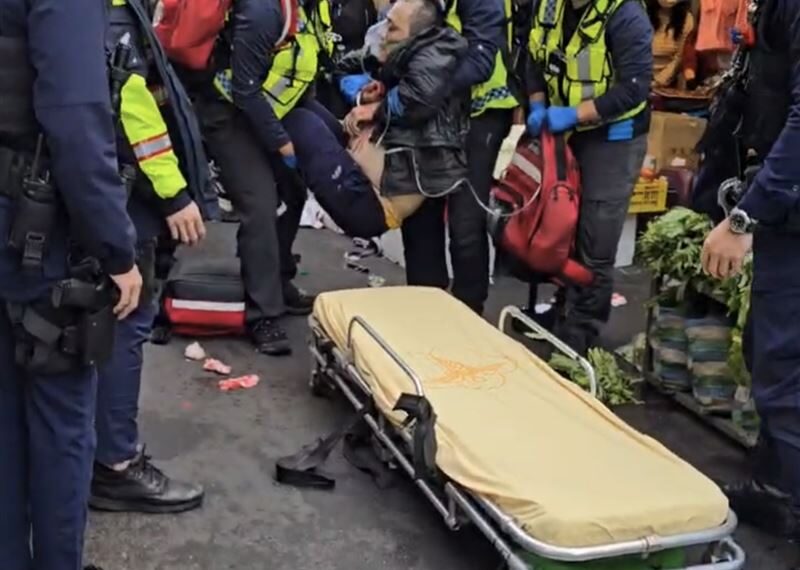 台灣新聞通訊社-苗栗狂男砍警頭部中彈送醫　攤商不忍了氣爆怒吼：救他幹嘛