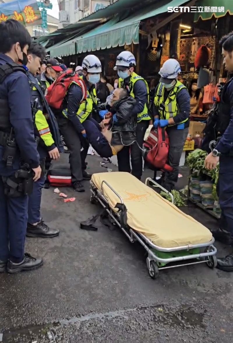 台灣新聞通訊社-苗栗狂男砍警頭部中彈送醫　攤商不忍了氣爆怒吼：救他幹嘛