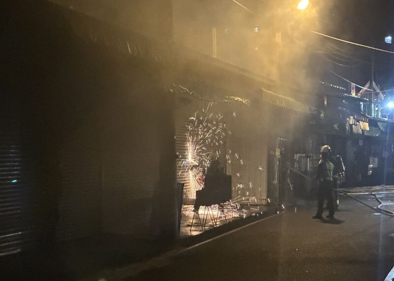 台灣新聞通訊社-南屯市場暗夜惡火！延燒2店面火光沖天　民眾曝：幾天日聞到燒焦味