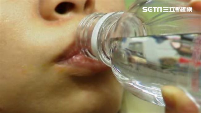 台灣新聞通訊社-喝水方式錯了恐致癌？醫示警「6大致命習慣」：暗藏毒物危機