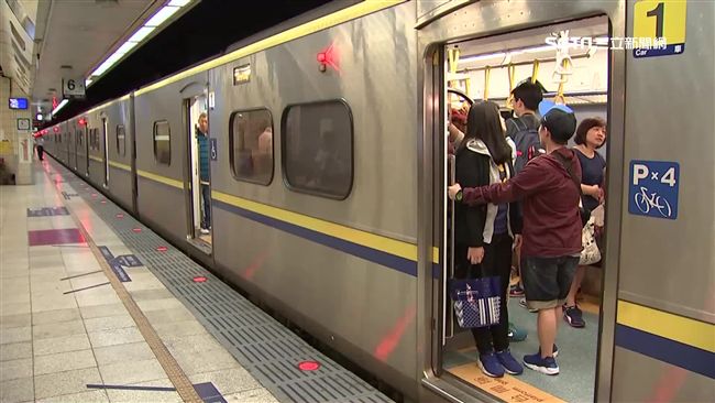 台灣新聞通訊社-台鐵春節再加開64班車！凌晨0時開搶　國道客運最低4.2折