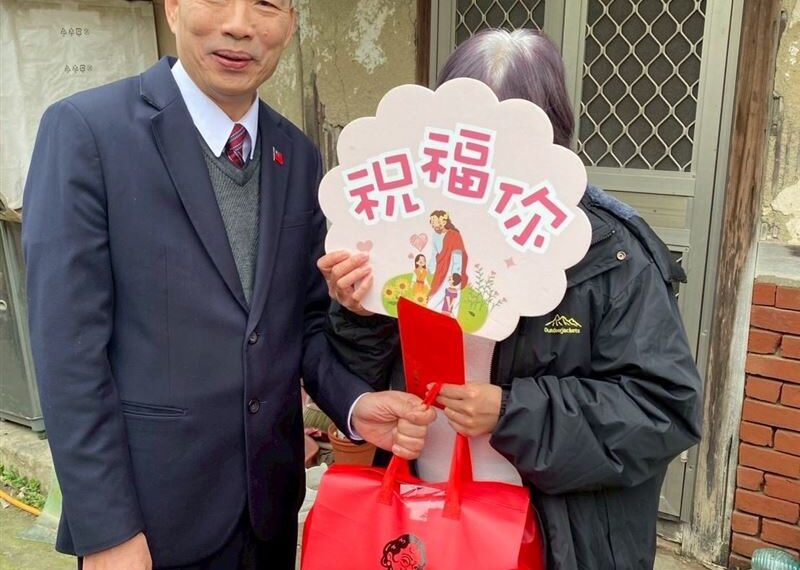 台灣新聞通訊社-送年菜被阿嬤問「你是那個、那個什麼？」韓國瑜3字回應笑了