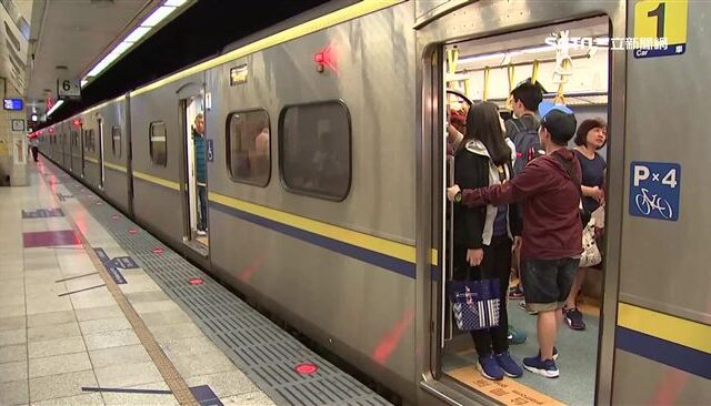 台灣新聞通訊社-台鐵春節再加開64班車！凌晨0時開搶　國道客運最低4.2折