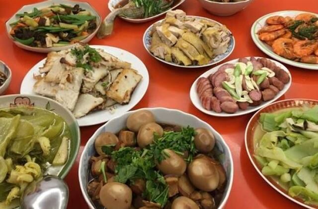 台灣新聞通訊社-雞湯重複加熱「骨肉分離」！年菜長輩不捨丟　過來人嘆：除夕吃到現在