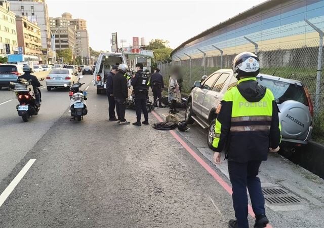 台灣新聞通訊社-快訊／天外橫禍！6旬婦開車「連撞2機車」卡溝　男騎士墜水溝命危送醫