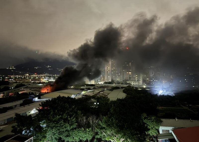 台灣新聞通訊社-初二不平靜！蘆洲暗夜工廠大火狂噴黑煙　三重人都聞到臭味「快關門窗」