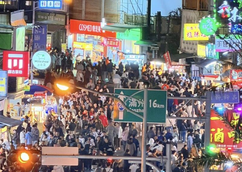 台灣新聞通訊社-逆風翻盤!墾丁初三「擠爆畫面」曝光 在地業者淚謝「這句」