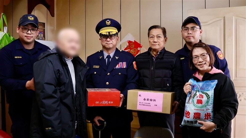 台灣新聞通訊社-淡水警分局與鄞山寺攜手送暖　關懷獨居長者送紅包過好年