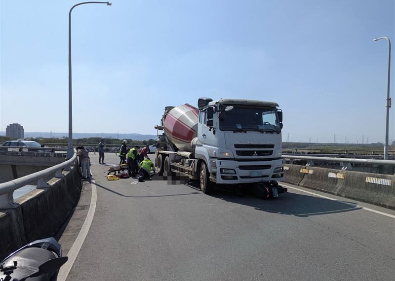 台灣新聞通訊社-3兄弟返家遇死劫！23歲雙胞胎遭混凝土車輾過1死　3弟與死神拔河中