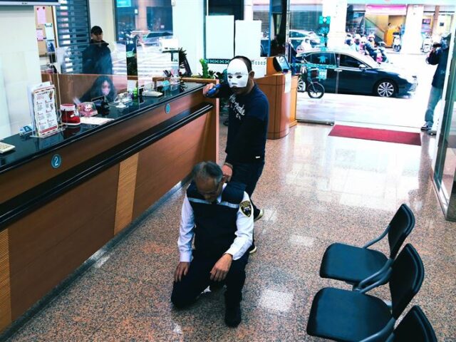 台灣新聞通訊社-板橋「銀行一條街」傳槍響！50警力「空拍機＋口袋戰術」超逼真防搶演練
