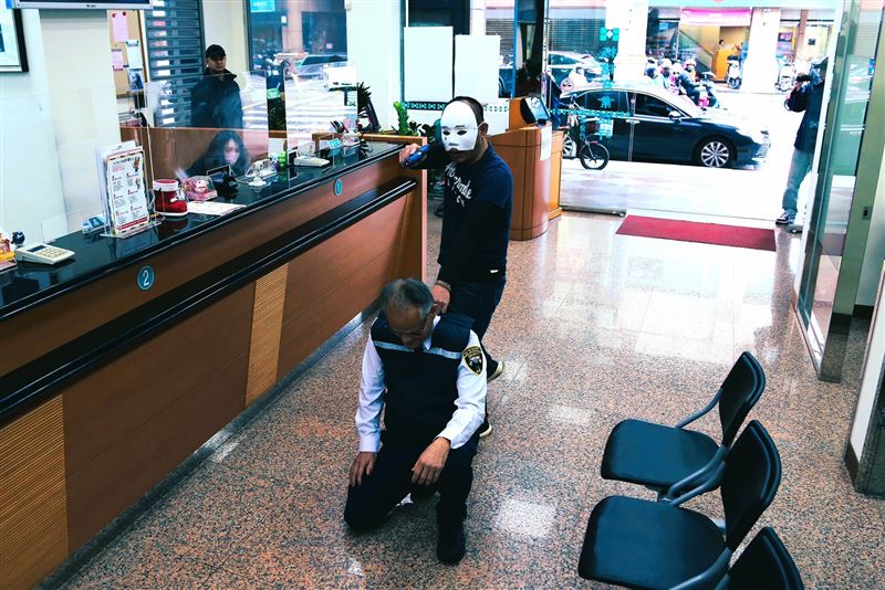 台灣新聞通訊社-板橋「銀行一條街」傳槍響！50警力「空拍機＋口袋戰術」超逼真防搶演練