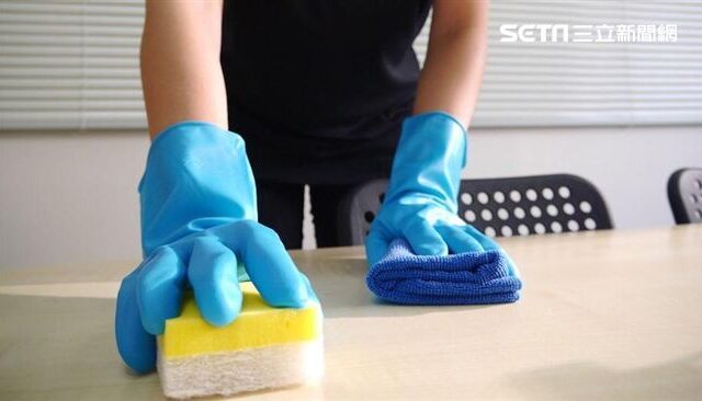 台灣新聞通訊社-清潔工媽媽遭嘲笑！女兒霸氣護媽「一句話」反擊　全網淚讚