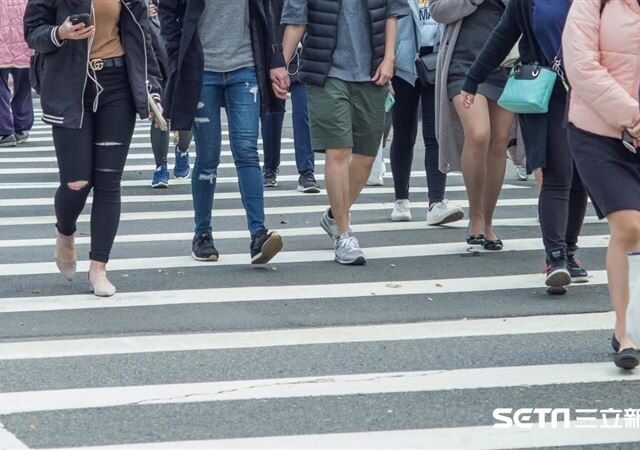 台灣新聞通訊社-他揭「這1世代」辛苦遭遇　嘆是否最慘！一票網兩派戰翻