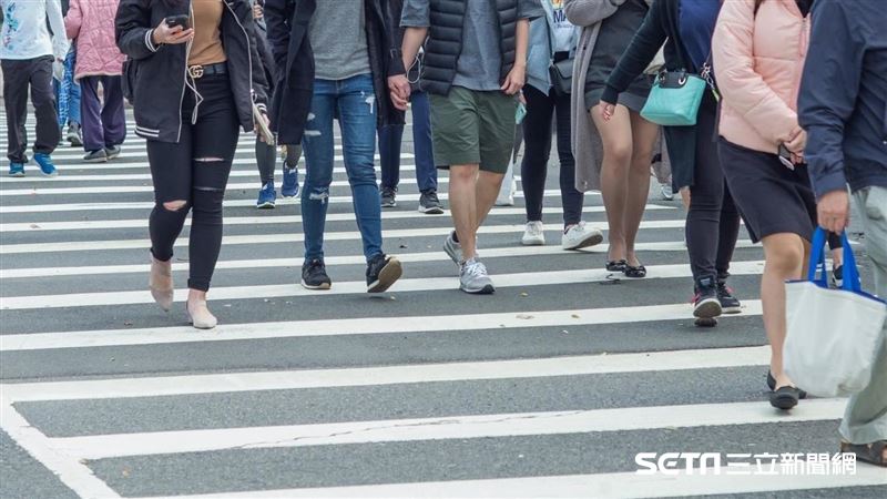 台灣新聞通訊社-他揭「這1世代」辛苦遭遇 嘆是否最慘!一票網兩派戰翻