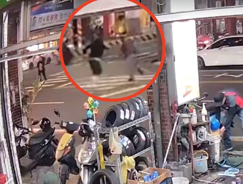 台灣新聞通訊社-快訊／台南隨機砍人！走斑馬線被砍　3人受傷「1大出血、1拇指斷」