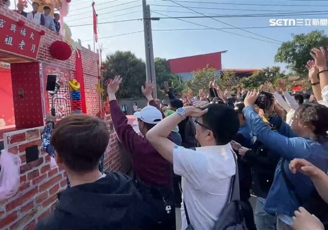 台灣新聞通訊社-大年初五求姻緣！網紅柯莉絲汀拋繡球　眾男爭搶