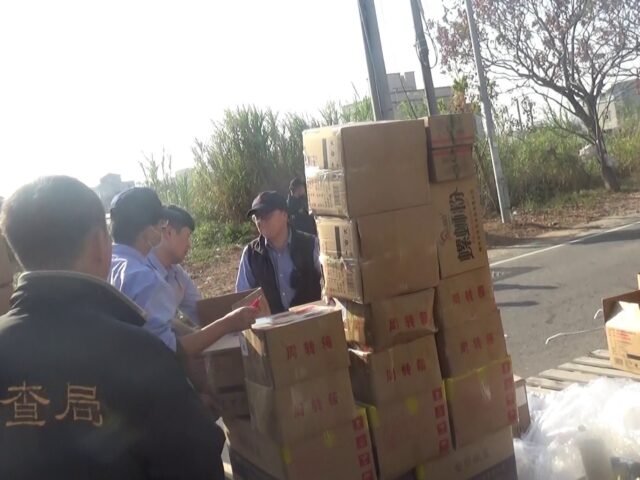 台灣新聞通訊社-春節前夕強力掃蕩！高雄海關查獲走私大陸香菇及食品