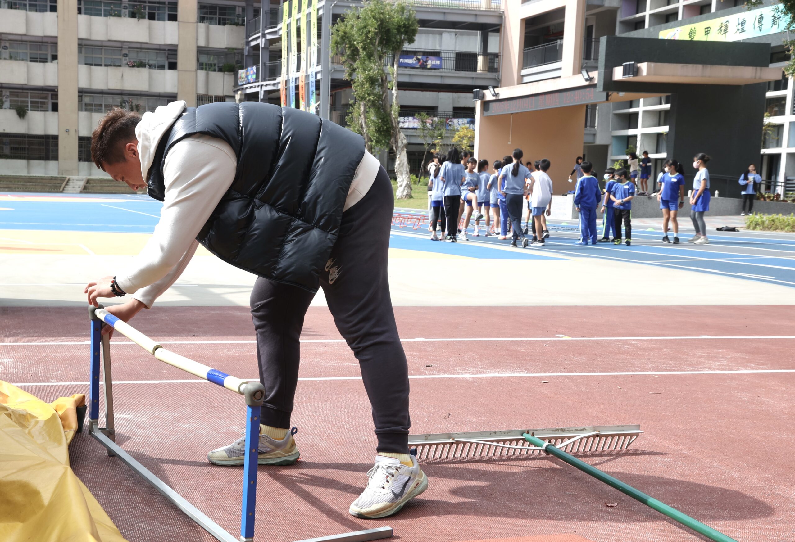 台灣新聞通訊社-流浪教練窄門 等2年0開缺…有人被迫轉行外送、賣臭豆腐
