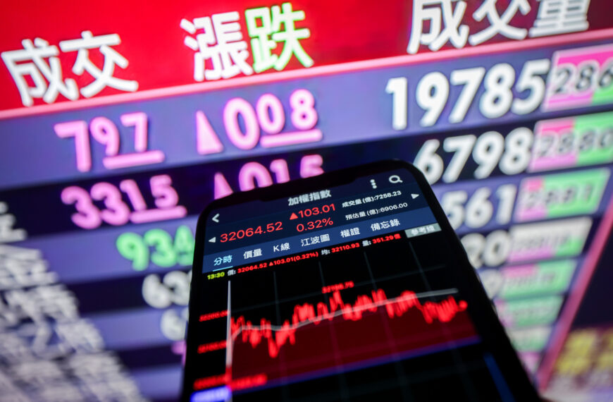 台灣新聞通訊社-台股慘殺600點！資金逃去哪？00955逆勢抗跌…這項數據竟贏過波克夏