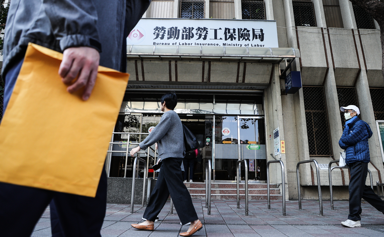 台灣新聞通訊社-抗通膨！約78萬人勞保老年年金5月起將調升 估漲6.46%