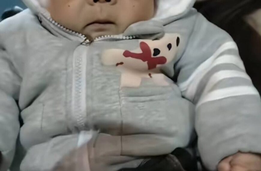 台灣新聞通訊社-湖南25歲「袖珍青年」僅60厘米高、智力如幼兒 親妹許諾守護一生