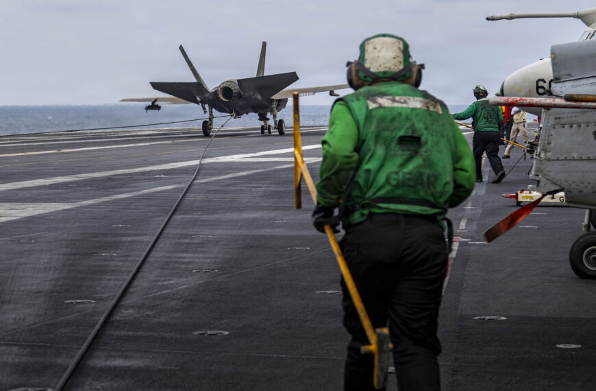 台灣新聞通訊社-波灣戰雲密布！美軍擊落伊朗無人機 川普：他們不想再嚐「午夜重錘」