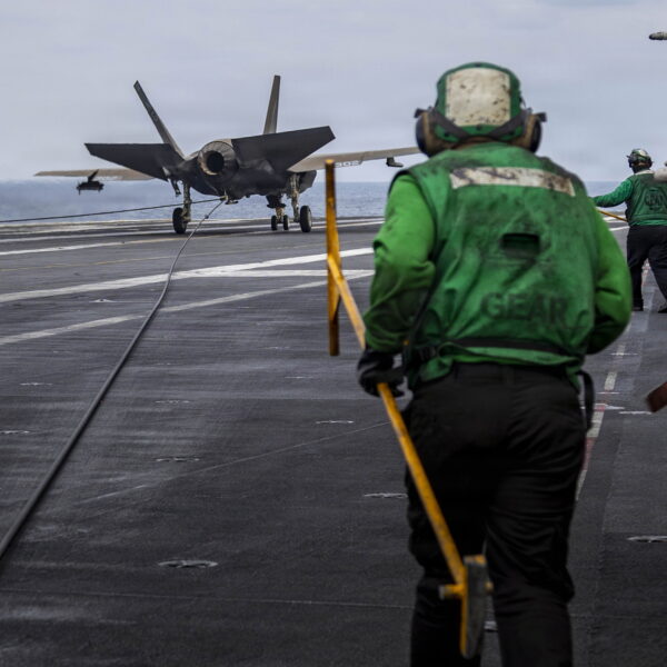 台灣新聞通訊社-波灣戰雲密布！美軍擊落伊朗無人機 川普：他們不想再嚐「午夜重錘」