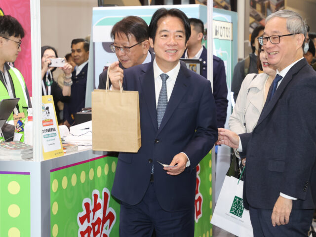 台灣新聞通訊社-賴總統書展籲「追逐名師不如找好書」 全教產轟：貶低教師應道歉