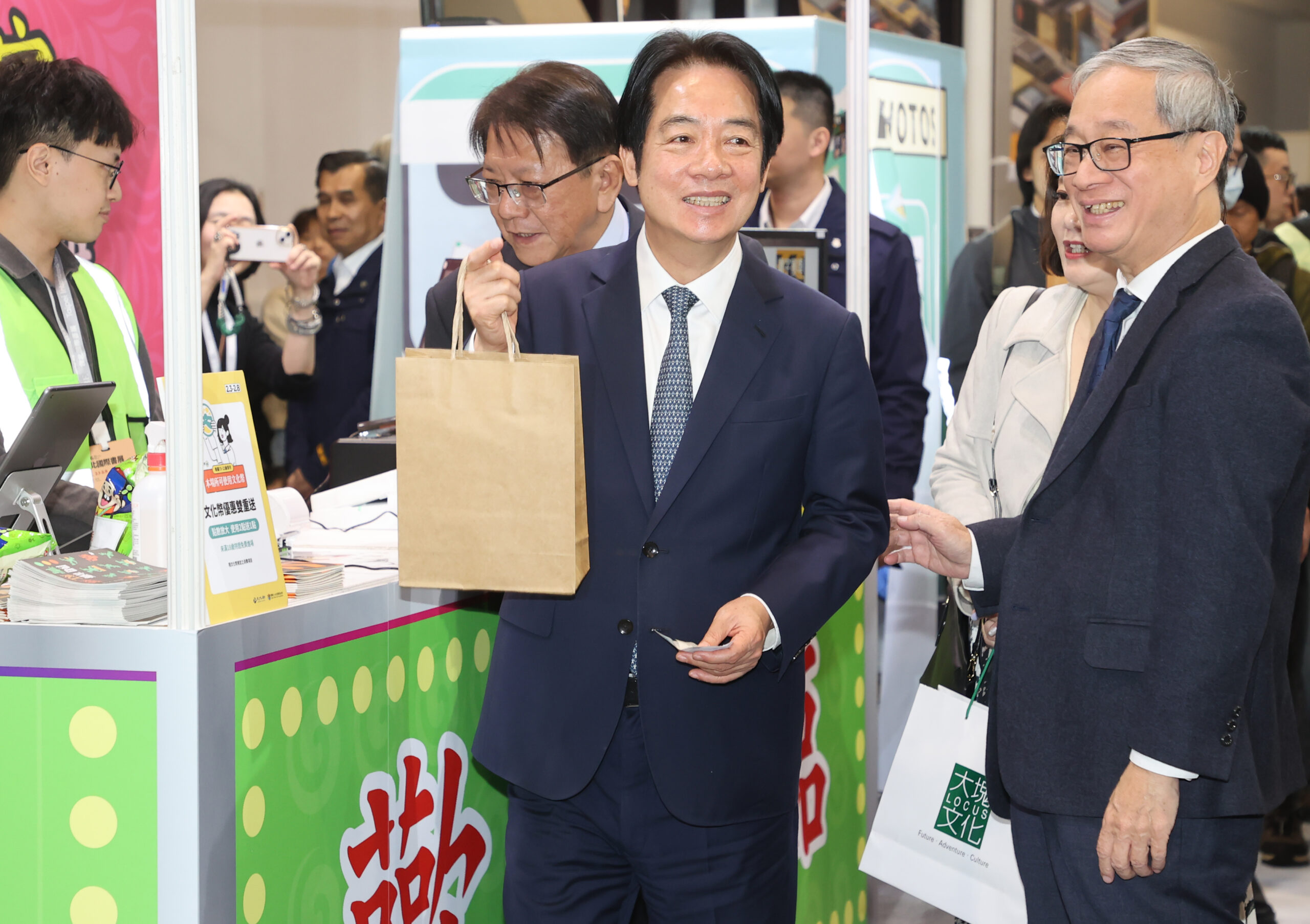 台灣新聞通訊社-賴總統書展籲「追逐名師不如找好書」 全教產轟：貶低教師應道歉